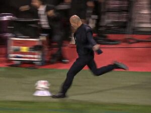 Zidane sút bóng ăn mừng siêu phẩm của Olise, De Bruyne chửi trọng tài