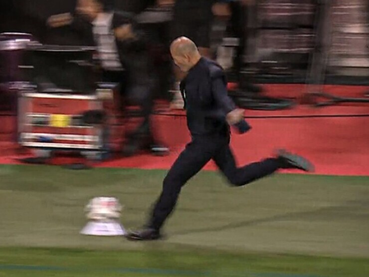 Zidane sút bóng ăn mừng siêu phẩm của Olise, De Bruyne chửi trọng tài