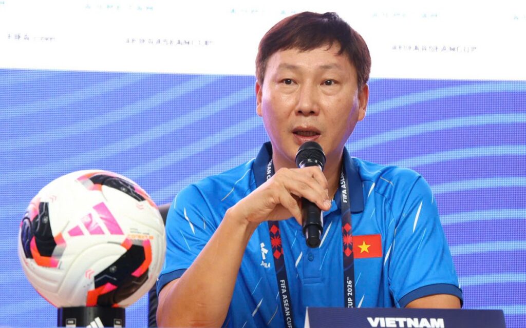 HLV Kim Sang Sik xin lỗi người hâm mộ sau trận thua Thái Lan