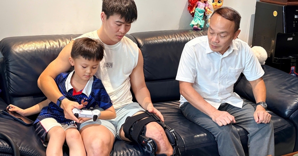 Tổng thư ký VFF tới thăm Đỗ Duy Mạnh tại nhà riêng, chấn thương cần 9 tháng để hồi phục