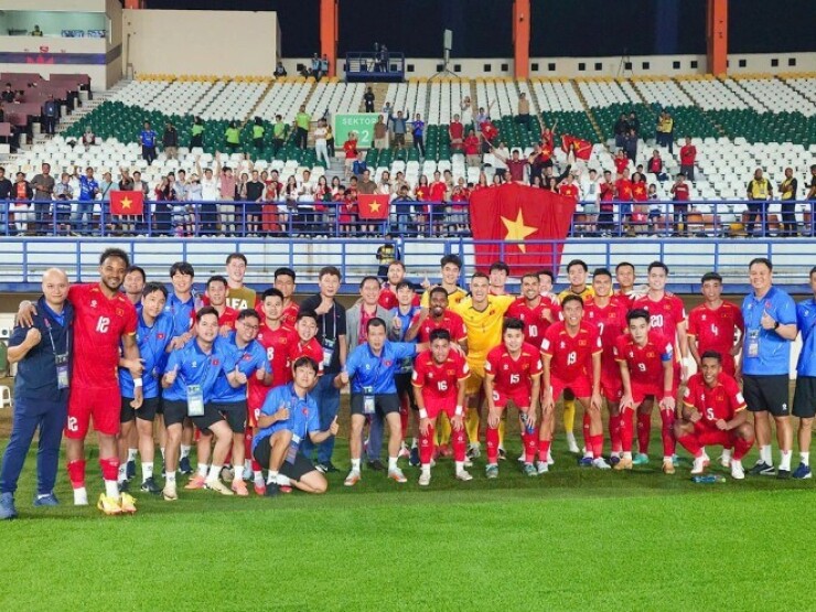 ĐT Việt Nam thắng nhọc Philippines, Đình Bắc – Xuân Son tri ân người hâm mộ