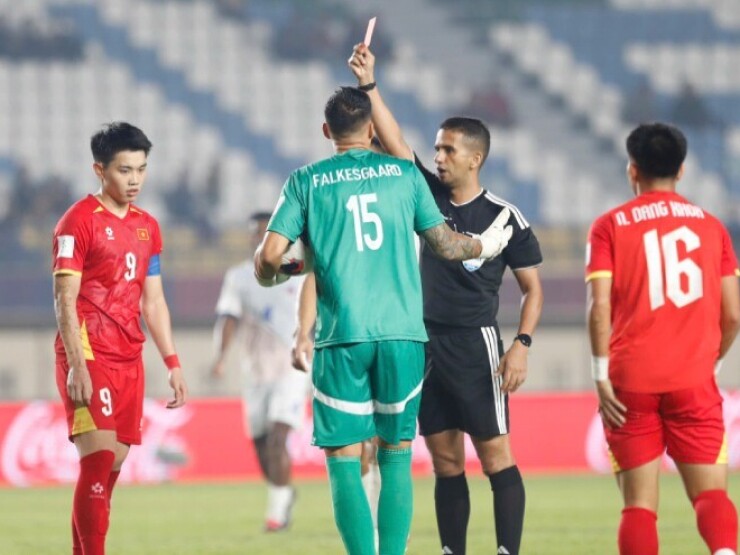 Trọng tài Indonesia khiến triệu fan Việt 2 lần thót tim, suýt mất oan trận thắng Philippines