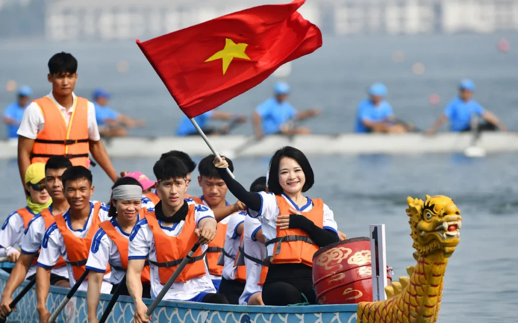 Gần 900 VĐV tranh tài tại Giải bơi chải thuyền rồng và ván SUP Hà Nội 2026