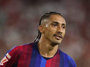 Raphinha “hóa rồng“ khi đá trung phong, sự thay đổi thành công nhất sau Ronaldo, Dembele?