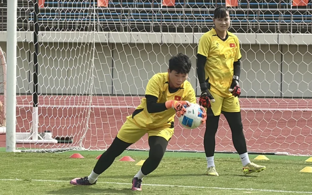 Tuyển nữ Việt Nam đổi lên giờ tập sớm hơn, chịu nóng để chuẩn bị đấu tuyển Trung Quốc
