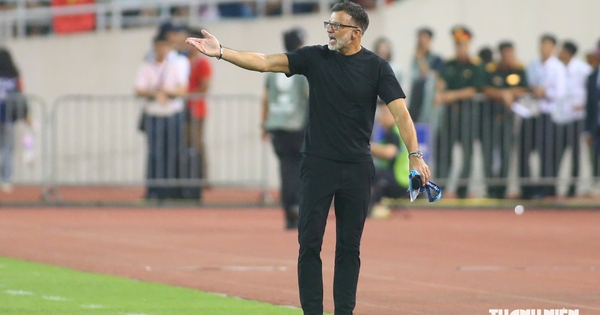 Đội tuyển Thái Lan di chuyển mệt nhọc từ Bangkok đến Bandung dự FIFA ASEAN Cup, HLV Hudson nói gì?