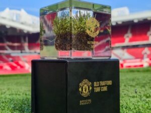 MU kinh doanh tốt lên vẫn nợ hơn 1 tỷ bảng, bán cỏ Old Trafford giá 4,3 triệu đồng