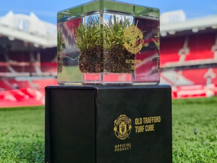 MU kinh doanh tốt lên vẫn nợ hơn 1 tỷ bảng, bán cỏ Old Trafford giá 4,3 triệu đồng
