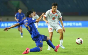 Thái Lan phạm lỗi gấp 4 lần để ngăn tuyển Việt Nam ghi bàn