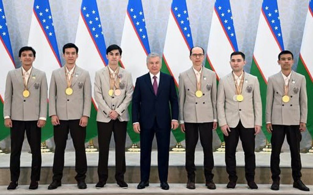 Kỳ thủ Uzbekistan được tặng nhà và xe sau khi vô địch Olympiad