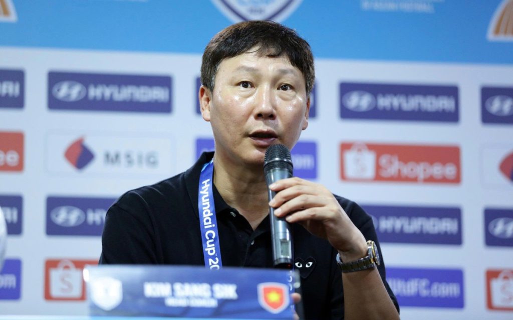 HLV Kim Sang Sik: ‘Việt Nam chơi không tốt trong hiệp 1 vì thời tiết’