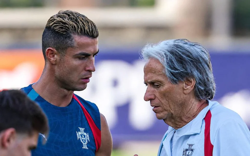 Vì sao nhiều người ủng hộ HLV Jesus trong cuộc xung đột với Ronaldo?