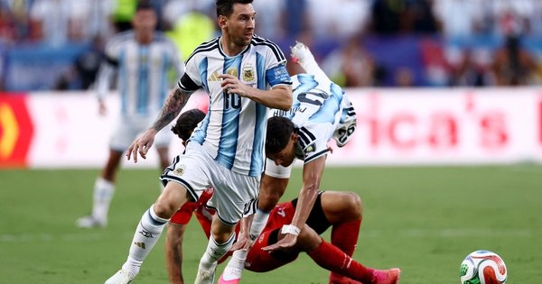 Messi được trao tặng bằng tiến sĩ danh dự trong ngày đội tuyển Argentina thắng đậm Bolivia