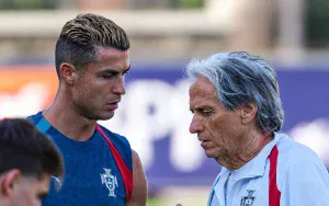 Vì sao nhiều người ủng hộ HLV Jesus trong cuộc xung đột với Ronaldo?
